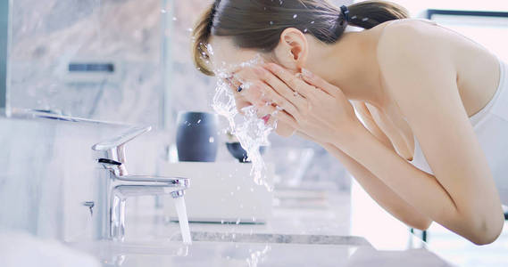 已婚中年女人梦见自己洗脸是什么预兆